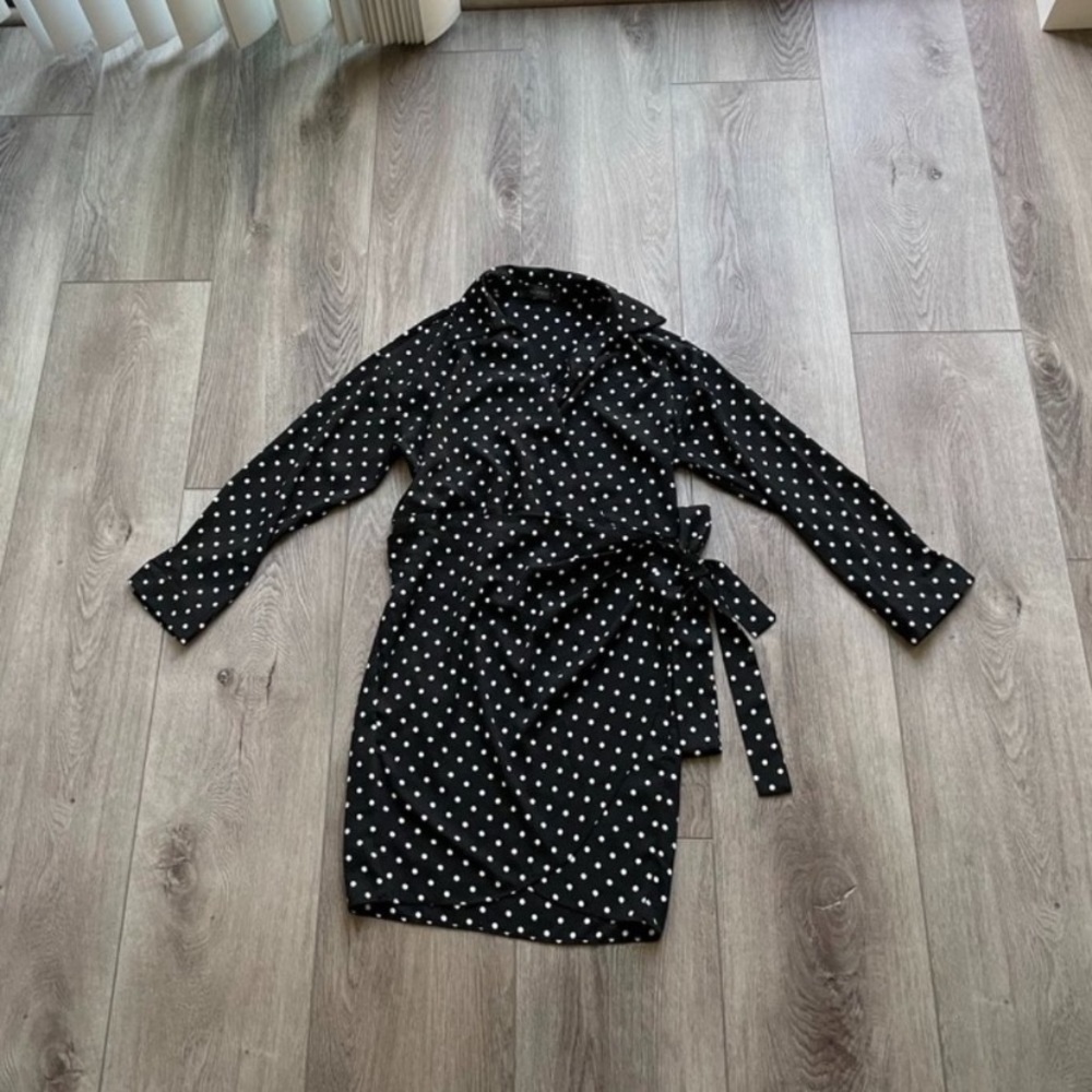 STORETS BLACK & WHITE POLKA DOT WRAP MINI DRESS